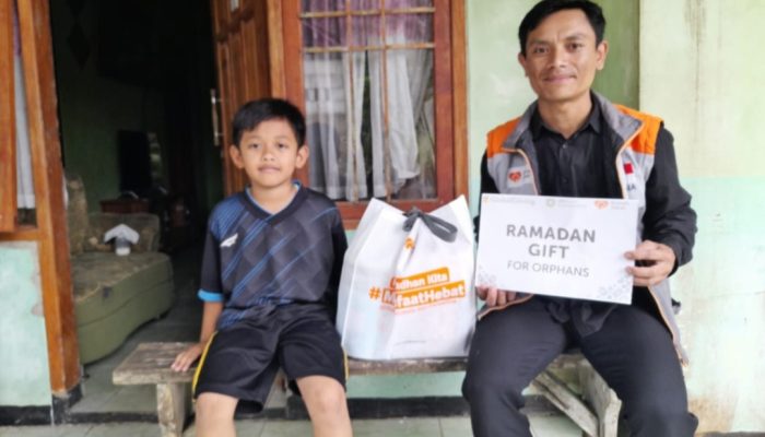 Rumah Zakat Bagikan Kado Lebaran kepada Anak Yatim dan Duafa di Cisewu Secara “Door To Door”