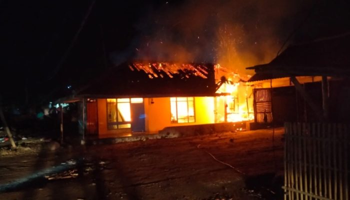Ditinggal Pulang Kampung Penghuninya, Sebuah Rumah di Pameungpeuk Ludes Terbakar