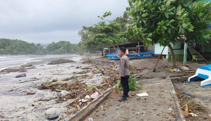 3 Bangunan Semi Permanen dan 4 Saung Bambu Lesehan di Taman Manalusu Rusak Diterjang Gelombang Pasang