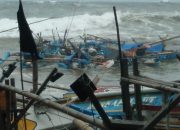 Gelombang Pasang Setinggi 3 Meter Hantam Pantai Rancabuaya, Puluhan Perahu Nelayan dan Belasan Gazebo Rusak