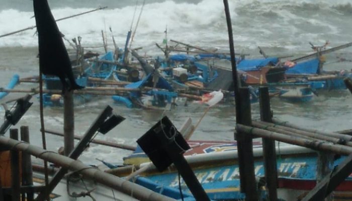 Gelombang Pasang Setinggi 3 Meter Hantam Pantai Rancabuaya, Puluhan Perahu Nelayan dan Belasan Gazebo Rusak
