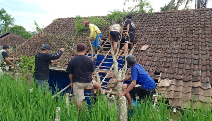 Dua Rumah Warga di Talegong Rusak Tertimpa Pohon Tumbang Akibat Angin Kencang