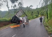 Truk Boks Terguling di Jalan Raya Cikajang- Pakenjeng Setelah Berserempetan dengan Toyota Inova Zenix