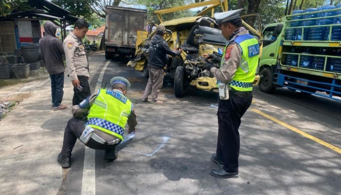 Dua Truk  Besar Adu Banteng di Jalan Raya Limbangan, 1 Tewas dan 1 Luka-luka