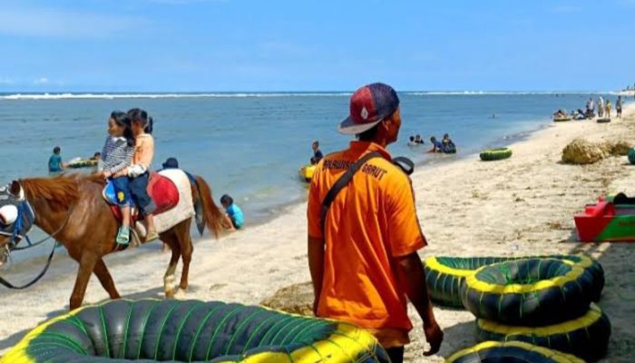 Disparbud Garut Siagakan Petugas Balawista untuk Antisipasi Bahaya di Objek Wisata Pantai