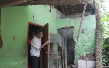 Kunjungi Rumah Rusak Terparah Akibat Gempa, Bey Machmudin Instruksikan Pj Bupati Garut Segera Perbaiki