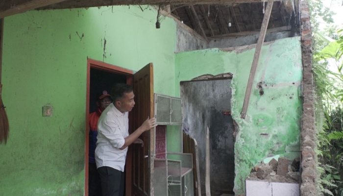Kunjungi Rumah Rusak Terparah Akibat Gempa, Bey Machmudin Instruksikan Pj Bupati Garut Segera Perbaiki