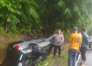 Panik Saat Berpapasan dengan Mobil Besar, Opel Blazer Terjungkal ke Parit di Jalur Cisompet-Pameungpeuk