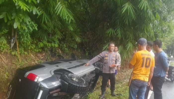 Panik Saat Berpapasan dengan Mobil Besar, Opel Blazer Terjungkal ke Parit di Jalur Cisompet-Pameungpeuk