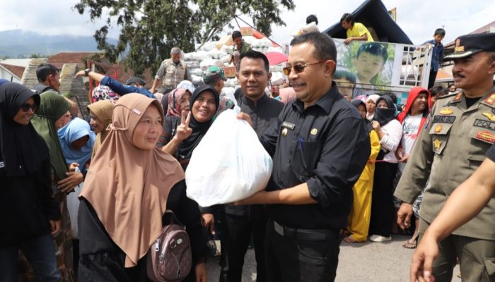 Pj Bupati Garut dan Disperindag Jabar Salurkan 2 Ribu Subsidi Sembako Murah di Bayongbong