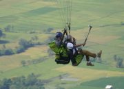 Barnas Adjidin Terbang di Langit Bukit Haruman Jingga Garut dengan Paralayang, Pemandangan yang Menakjubkan