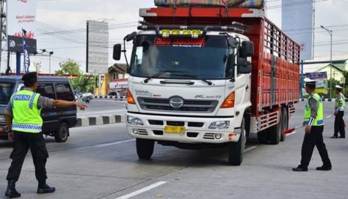 Mulai Jumat Besok, Truk Sumbu Tiga Pengangkut Barang Dilarang Beroperasi di Jalur Mudik Jabar
