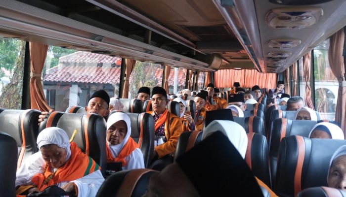Barnas Adjidin Lepas 440 Calon Jemaah Haji Asal Garut:  Harus Sabar, Tenang, dan Terus Berdoa