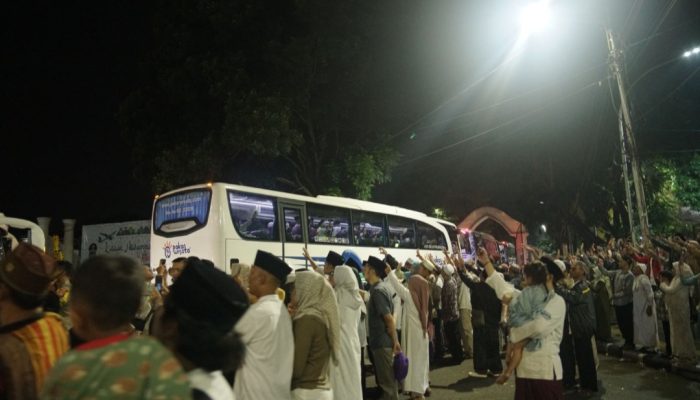 Suasana Haru Selimuti Pelepasan 432 Jamaah Haji Kloter 2 Gelombang 1 Asal Garut