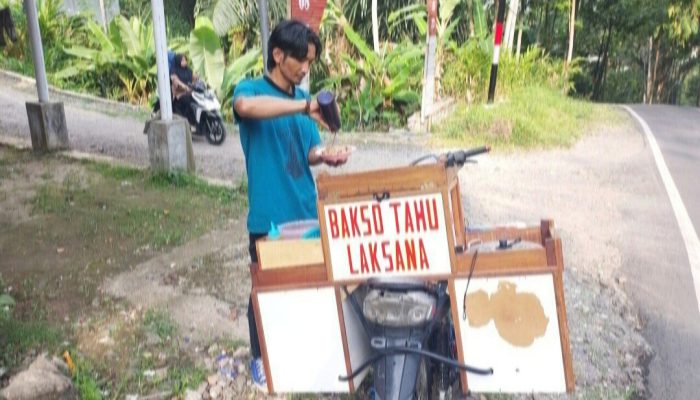 Hendra Tingrey, Warga Cikajang yang Mengais Rejeki di Cisewu Lewat Jualan Baso Tahu Keliling