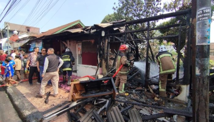 Akibat Korsleting Listrik, Kios Pangkas Rambut di Jalan Cimanuk Musnah Terbakar