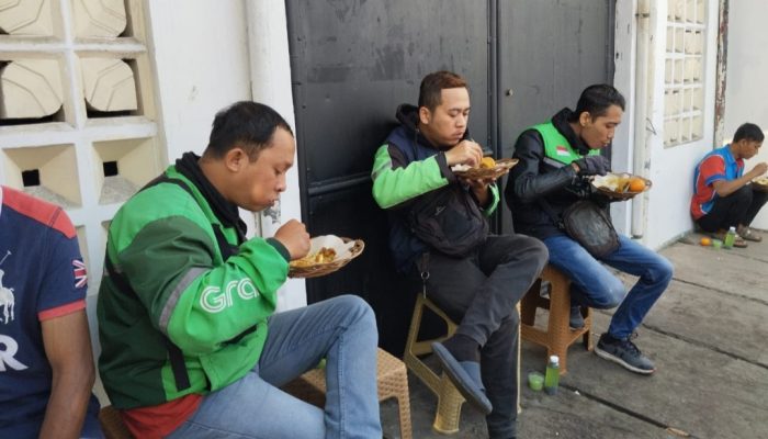 Setiap Jumat, Penolong Janda dan Dhuafa Berikan Sarapan Gratis pada Para Pejuang Nafkah di Garut