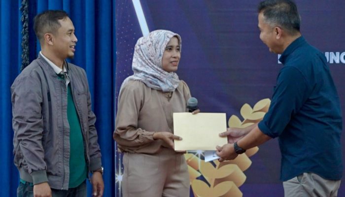 Bey Machmudin Serahkan “Kadeudeuh” untuk Pemain Persib Usai Jadi Juara Liga 1 2023-2024