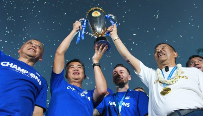 Wakili Masyarakat Jabar, Bey Machmudin Terima Tropi Juara Persib Bandung