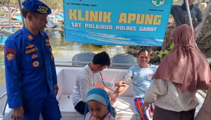 Beri Layanan Kesehatan kepada Nelayan, Satpolairud Polres Garut Gelar Klinik Apung di Santolo