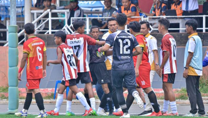Pertandingan Sepakbola Cilawu Kontra Bungbulang Diwarnai Kericuhan, Akibat Buruknya Kepemimpinan Wasit?