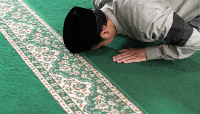 Hukum Shalat Gunakan Sajadah Bergambar Masjid, Benarkah Haram? Buya Yahya Menjawab Begini