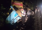 Tak Kuat Menahan Beban Saat Menanjak, Truk Bermuatan Pasir Terperosok ke Kali di Lebakjero