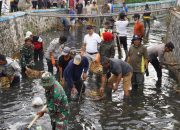 Terjunkan Seratus Orang, Pemkab Garut Gelar Aksi Bersih-bersih Sampah di Sungai Cikendi