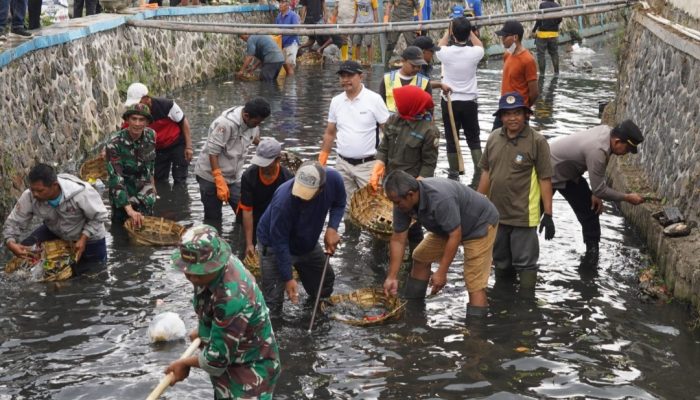 Terjunkan Seratus Orang, Pemkab Garut Gelar Aksi Bersih-bersih Sampah di Sungai Cikendi