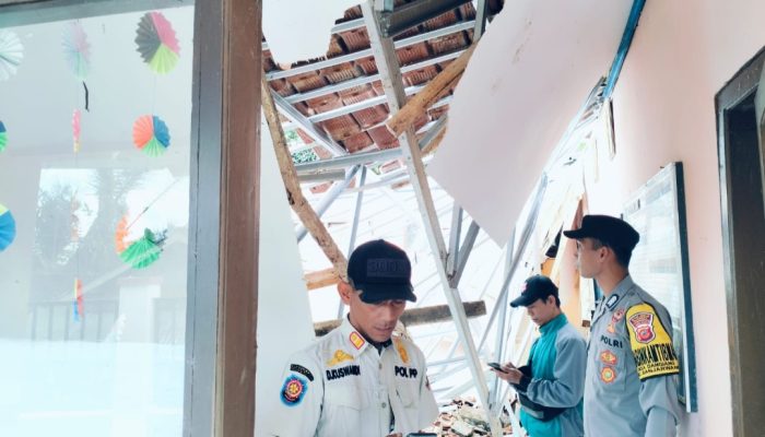 Atap Bangunan SDN 2 Tanjungjaya Roboh Tertimpa Hujan Deras, Ini yang Dilakukan Polsek Banjarwangi