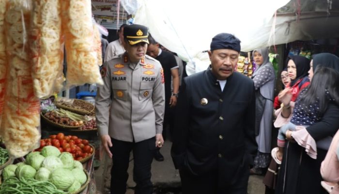 Didampingi Kapolres Mochamad Fajar Gemilang, Pj Bupati Garut Pantau Harga Bahan Pokok di Pasar Cikajang