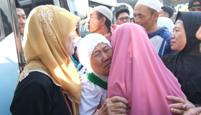 440 Jamaah Haji Kloter 39 Asal Garut Tiba dengan Selamat, Disambut Keluarga Penuh Haru