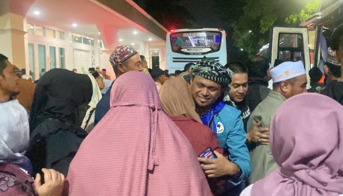Minggu 7 Juli 2024, Sebanyak 430 Jamaah Haji Kloter 31 Tiba di Garut dengan Selamat