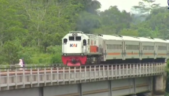 Sejoli Hampir Tertabrak Kereta Api di Jembatan Cisomang, Ini Kata PT KAI Daop 2 Bandung