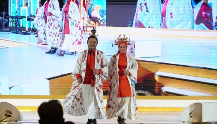 Pj Bupati Garut dan Isteri Jadi Model Peragaan Wastra dan Produk Unggulan Jawa Barat 2024