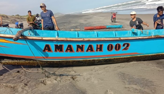 Hilang Saat Lego Jangkar di Pantai Santolo Garut, Perahu Nelayan Ditemukan Rusak di Perairan Cianjur