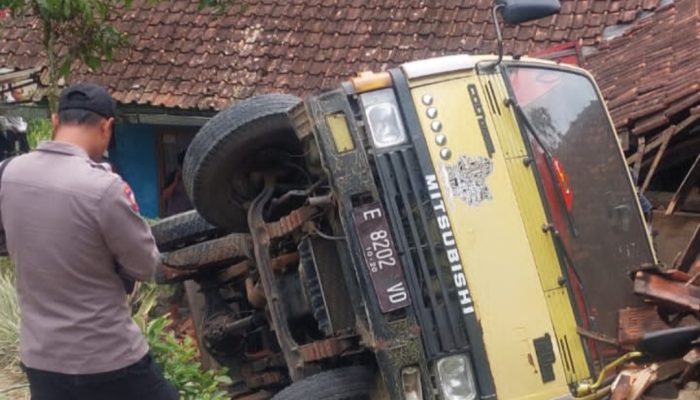 Kecelakaan Tunggal di Banjarwangi, Truk Bermuatan Genting Tanah Terguling Menimpa Rumah Warga