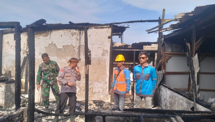 Sebuah Cafe di Pantai Sayangheulang Pameungpeuk Hangus Dilalap Si Jago Merah