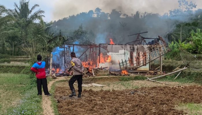 Rumah Panggung di Banjarwangi Terbakar, Delapan Penghuninya Dievakuasi ke Saudaranya