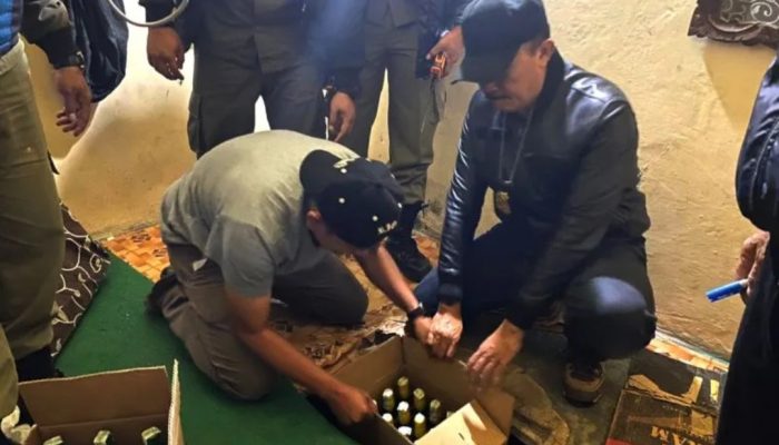 Di Tempat Jualan Jamu, Satpol PP Garut Temukan Ratusan Botol Miras dalam Bunker Bawah Tanah