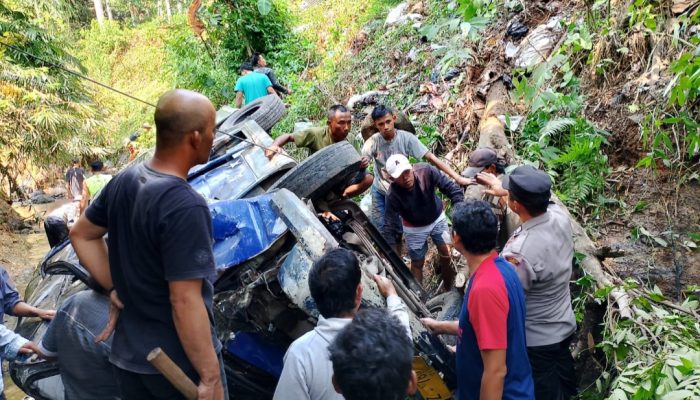 Rem Blong Saat Jalan Menurun, Mobil Elf Tabrak Pick Up Lalu Masuk Jurang di Singajaya
