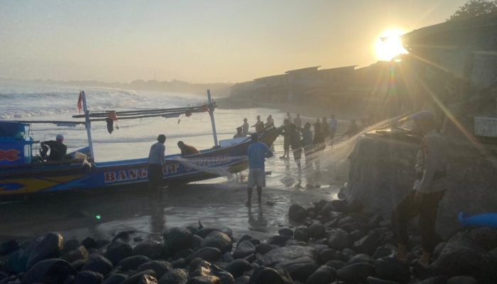 Perahu Nelayan Terguling Saat Hendak Berlabuh di Pantai Santolo, Tiga Awak Berhasil Selamatkan Diri