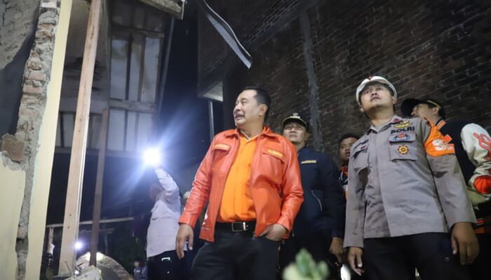 Tinjau Rumah Terdampak Gempa di Pasirwangi, Pj Bupati Garut Keluarkan Instruksi Penting Berikut