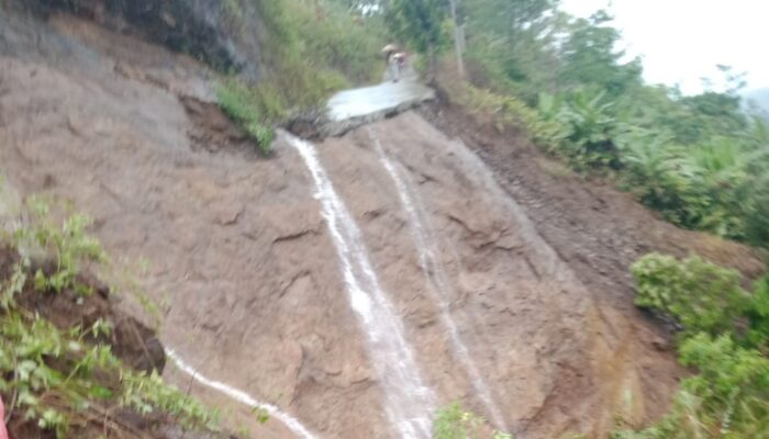 Hujan Deras Picu Longsor di Tiga Kecamatan di Garut, Akses Jalan dan Pemukiman Warga Terancam