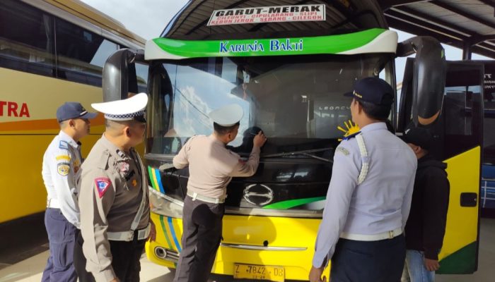 Satlantas Polres Garut Gelar Ramchek Kendaraan Angkutan Umum di Terminal Guntur