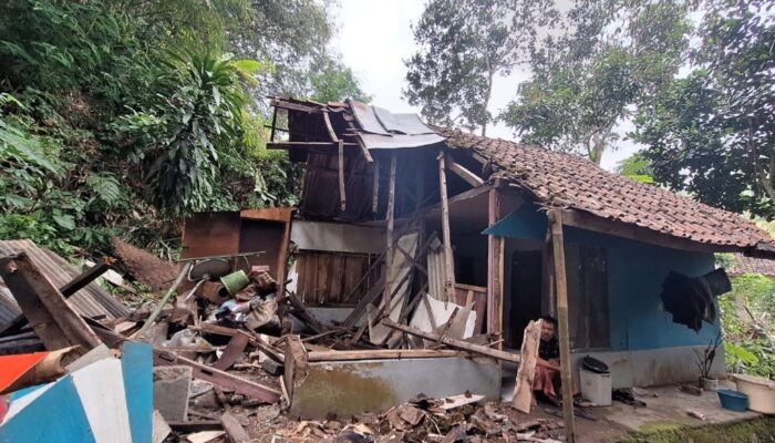 Rumah Panggung di Cisewu Ambruk, Pemilik Diungsikan ke Tetangga Terdekat