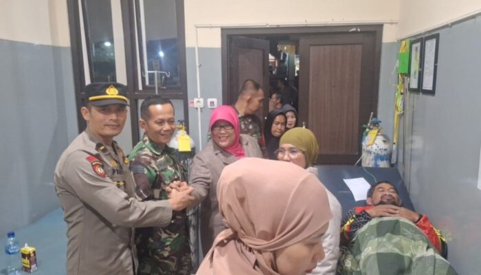 Polisi Bersama Tim SAR Berhasil Temukan 7 Orang Hilang di Gunung Godog dalam Kondisi Lemas