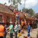 Sekda Kabupaten Garut, Nurdin Yana, meninjau langsung proses pembongkaran SDN 4 Barusari, Kecamatan Pasirwangi, Kabupaten Garut, Jum'at (18/10/2024). (Foto: Yogi Budiman)
