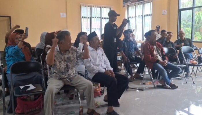 Video Warga Minta Kades Cisewu Mundur Viral di Media Sosial: Jangan Sampai Kesabaran Kami Habis!