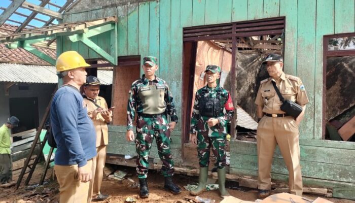 Longsor di Cisewu Hancurkan Rumah Warga dan Sawah, Begitu juga Hewan Peliharaan Ikut Jadi Korban